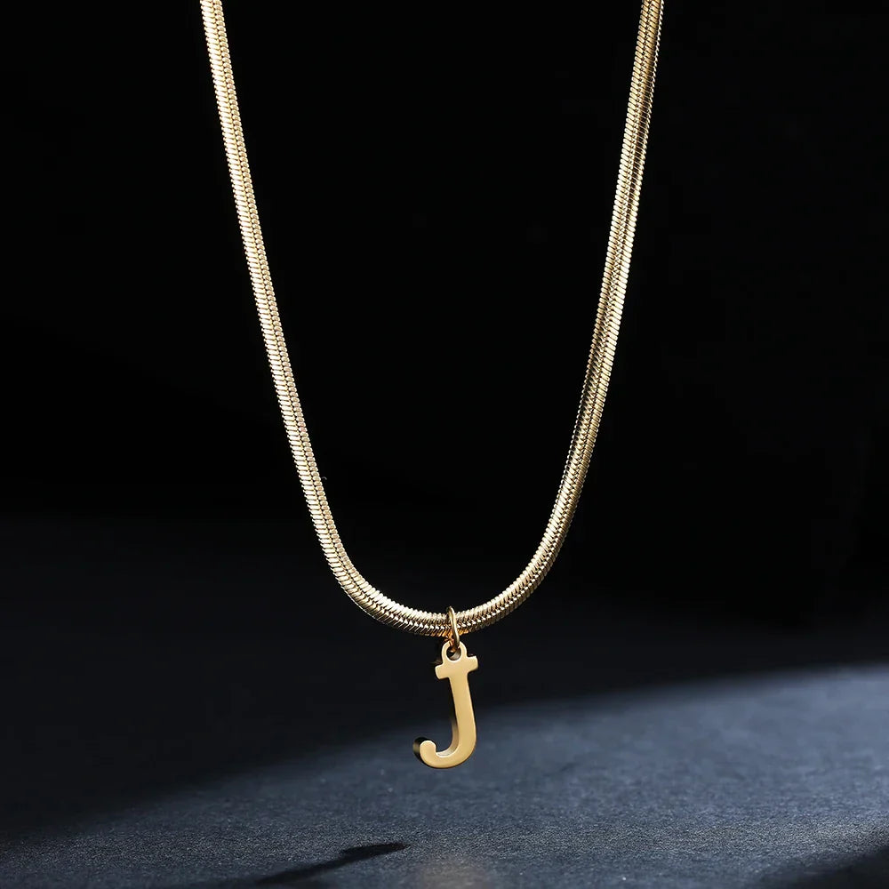 Collier ras de cou femme avec pendentif initiale j