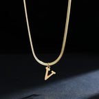 Collier ras de cou femme avec pendentif initiale v