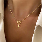Collier ras de cou avec pendentif initiale et coeur b