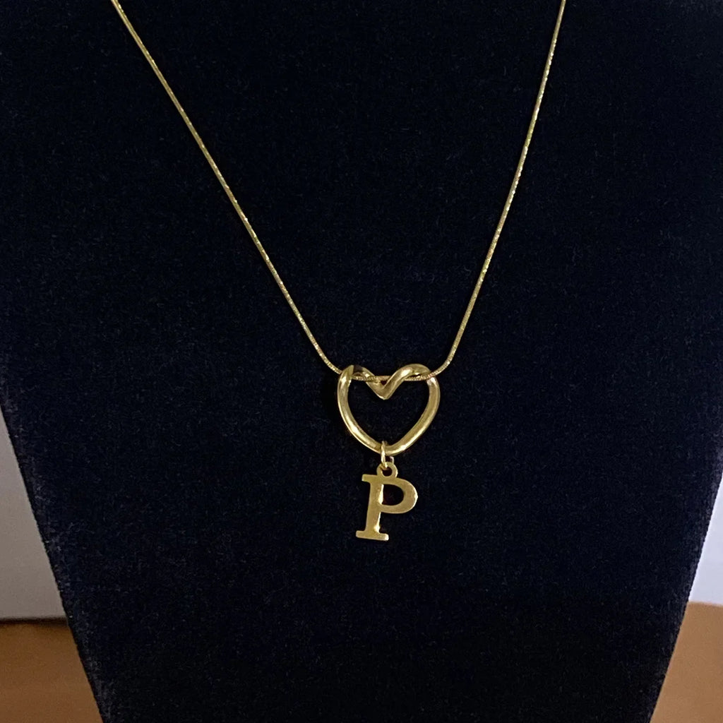 Collier ras de cou avec pendentif initiale et coeur - lettre