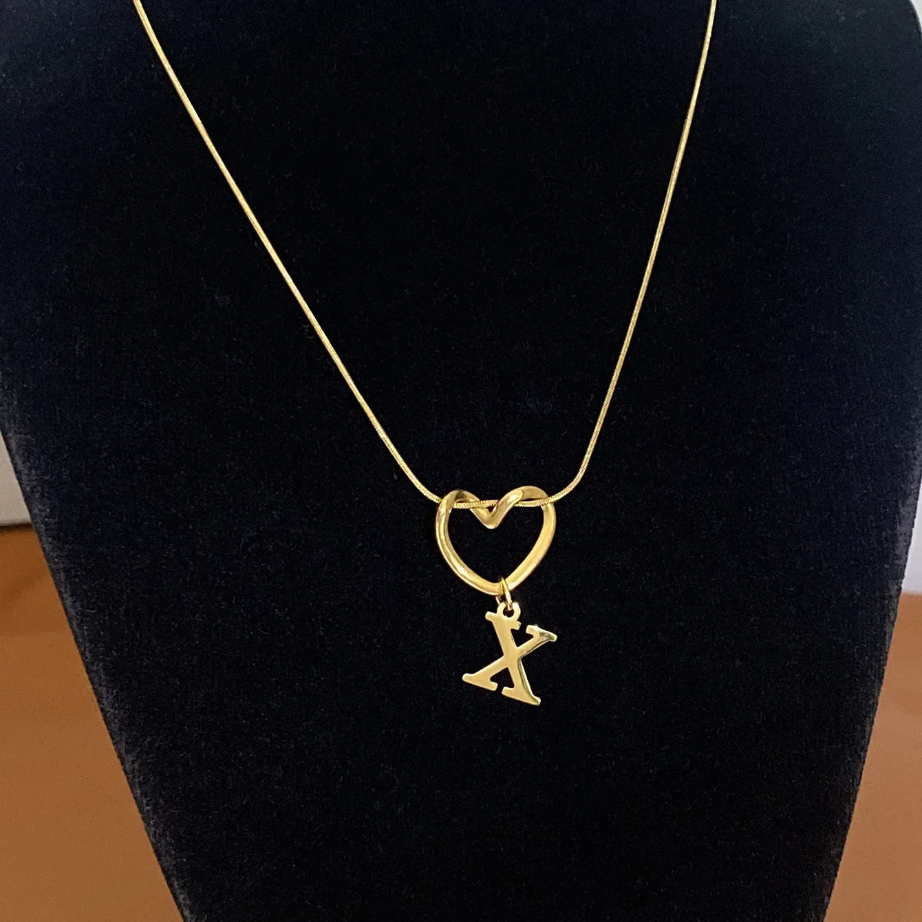 Collier ras de cou avec pendentif initiale et coeur - lettre