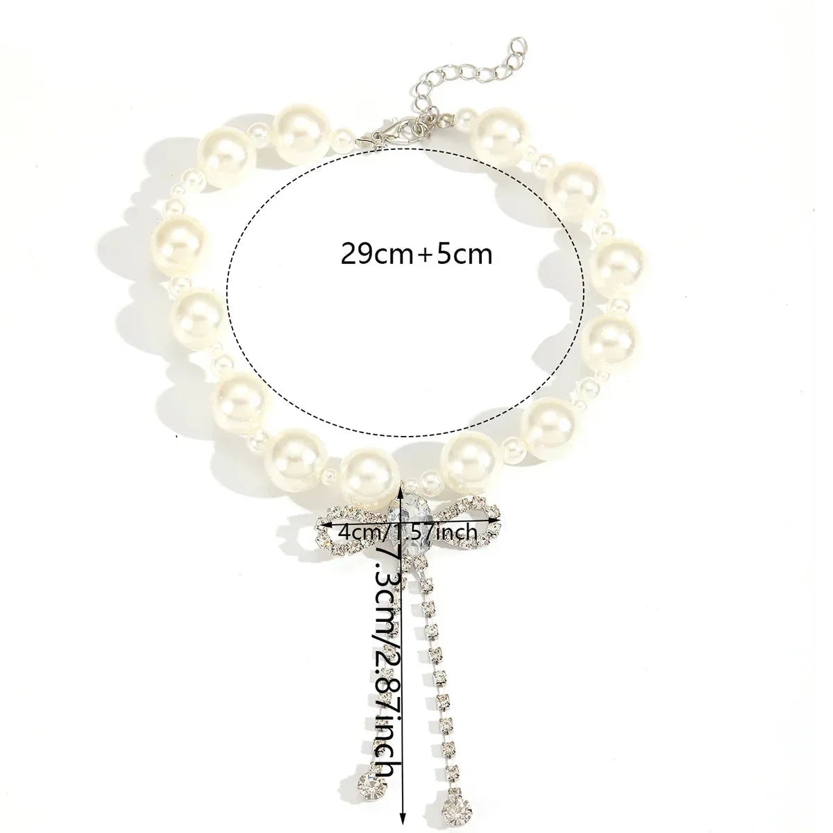 Collier ras de cou avec pendentif noeud papillon en strass