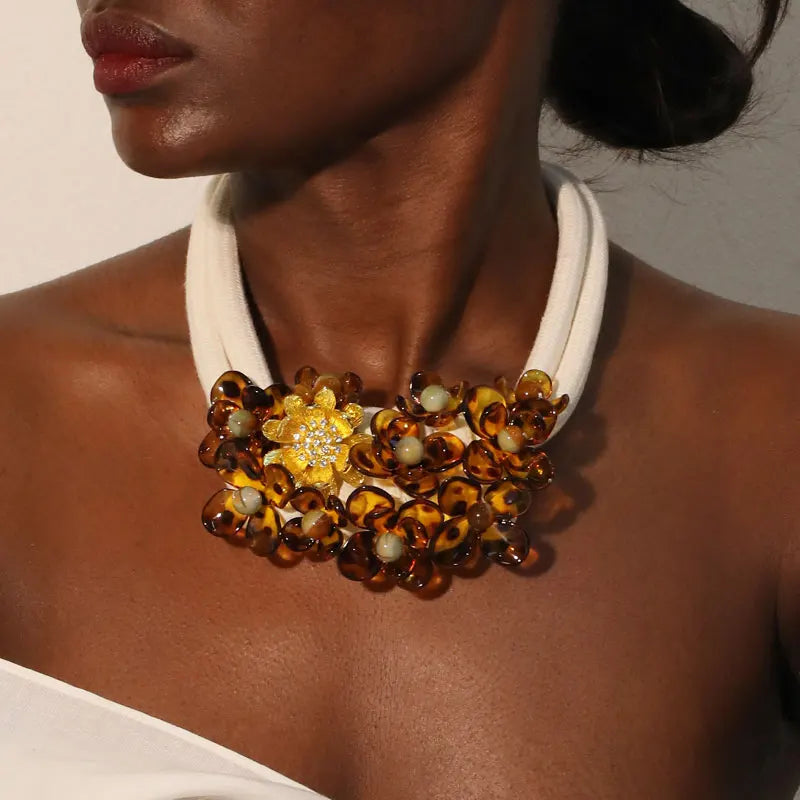 Collier Ras de Cou Ethnique avec Joli Pendentif