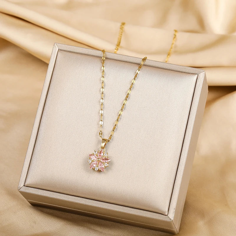 Collar Romántico con Colgante de Flor de Rosa y Circonio