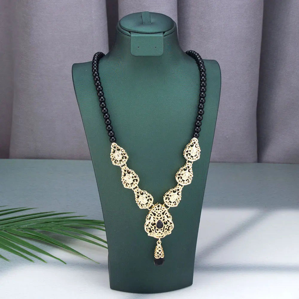 Collar largo con colgante dorado tradicional árabe 