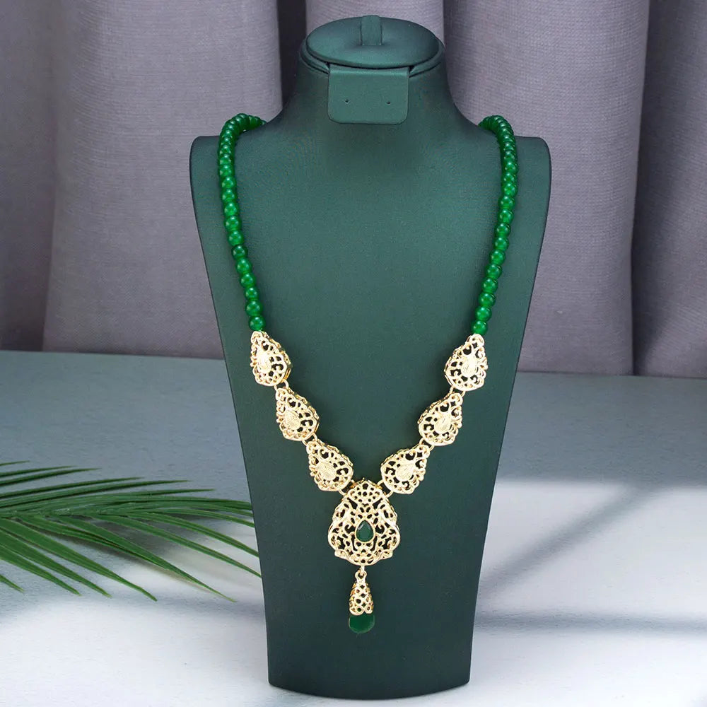 Collar largo con colgante dorado tradicional árabe 