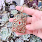 Collier long avec pendentif traditionnel arabe rouge