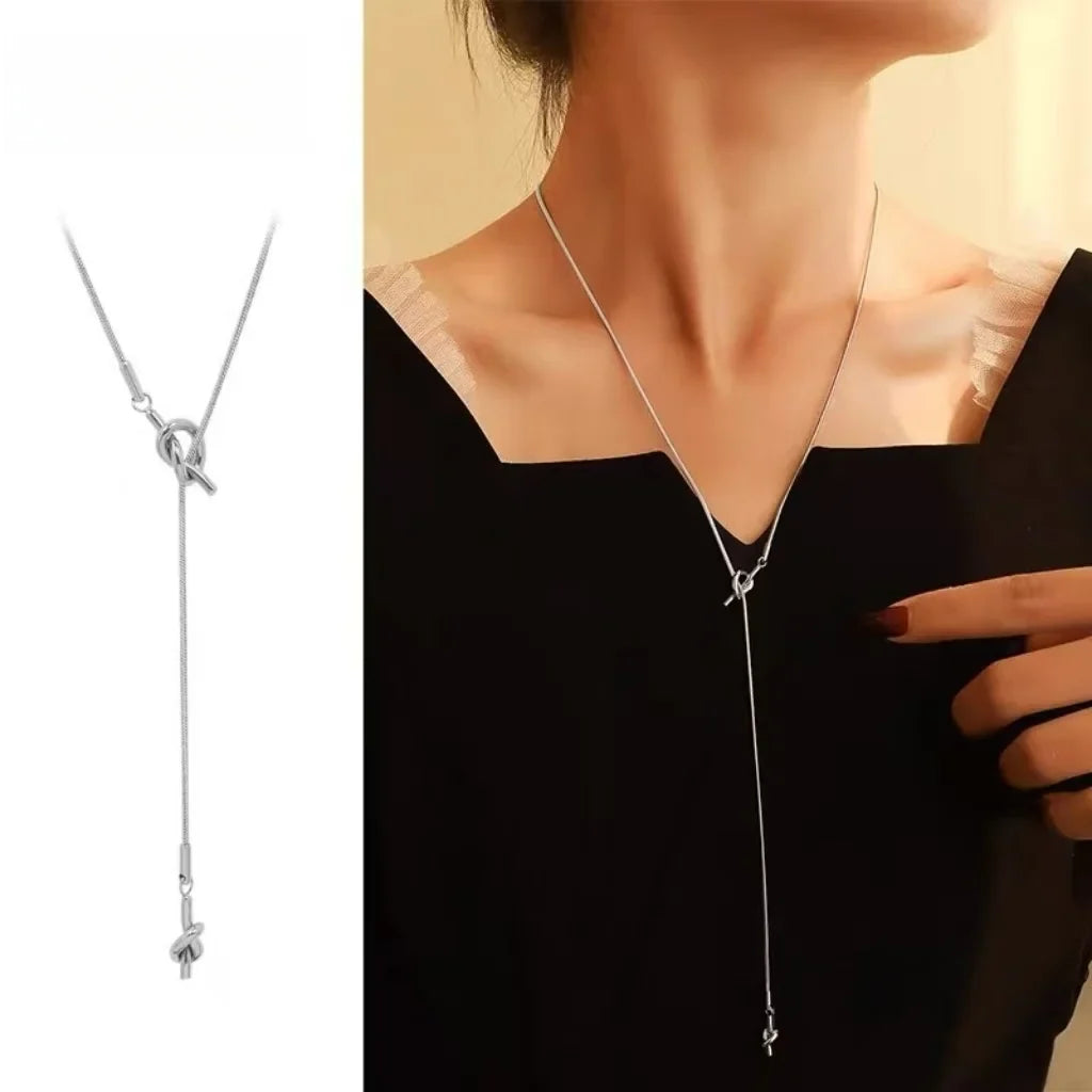 Collier de décolleté avec pendentif noeud argent