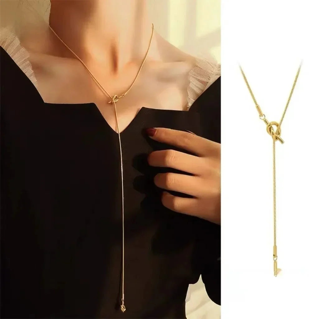 Long necklace with knot pendant