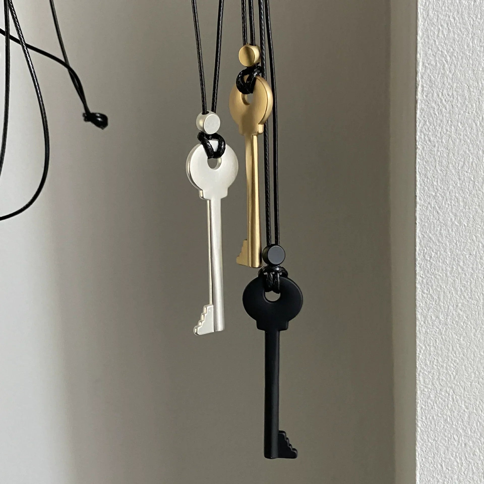 Collier long en corde avec pendentif clef noir
