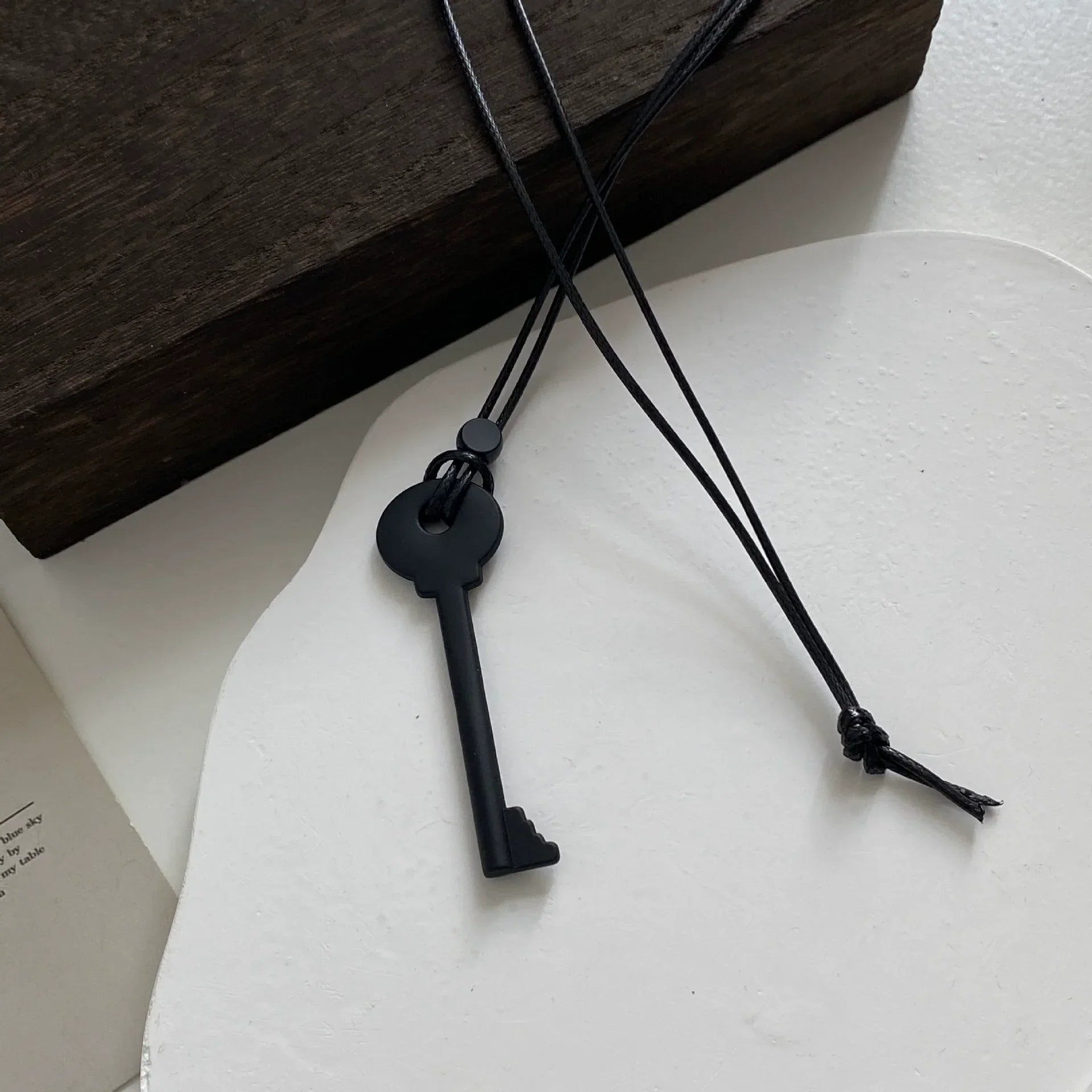 Collier long en corde avec pendentif clef noir