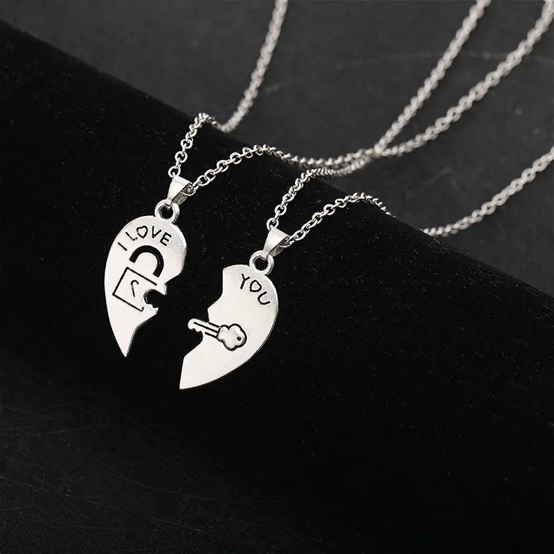 Juego de 2 Collares con Colgantes de Medio Corazón "I Love You" para Pareja de Enamorados