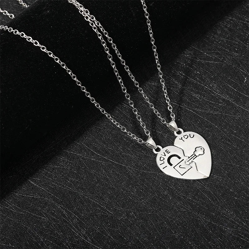Juego de 2 Collares con Colgantes de Medio Corazón "I Love You" para Pareja de Enamorados