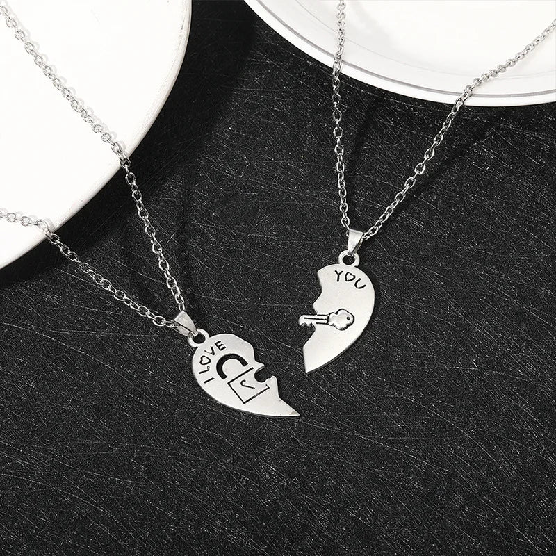Juego de 2 Collares con Colgantes de Medio Corazón "I Love You" para Pareja de Enamorados