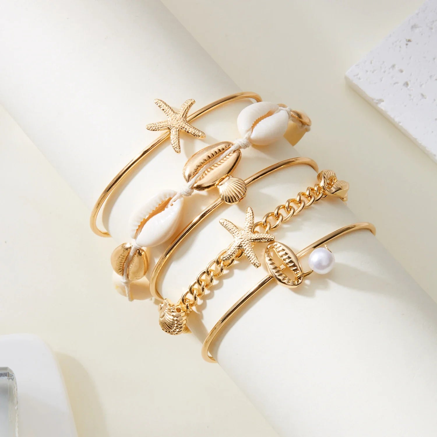 Lot de 5 bracelets coquillage et étoile dorés