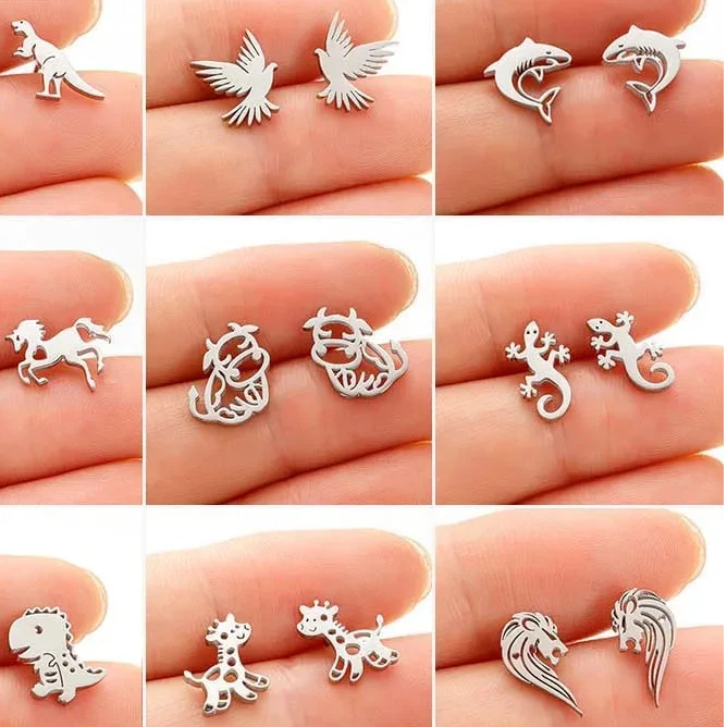 Petites boucles d'oreilles puces motif requin